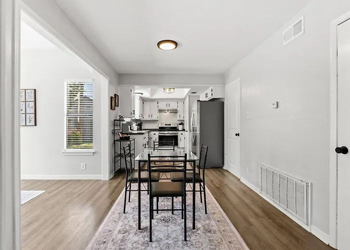 Holiday home Retreat | 3br, Gameroom & Grill Round Rock
